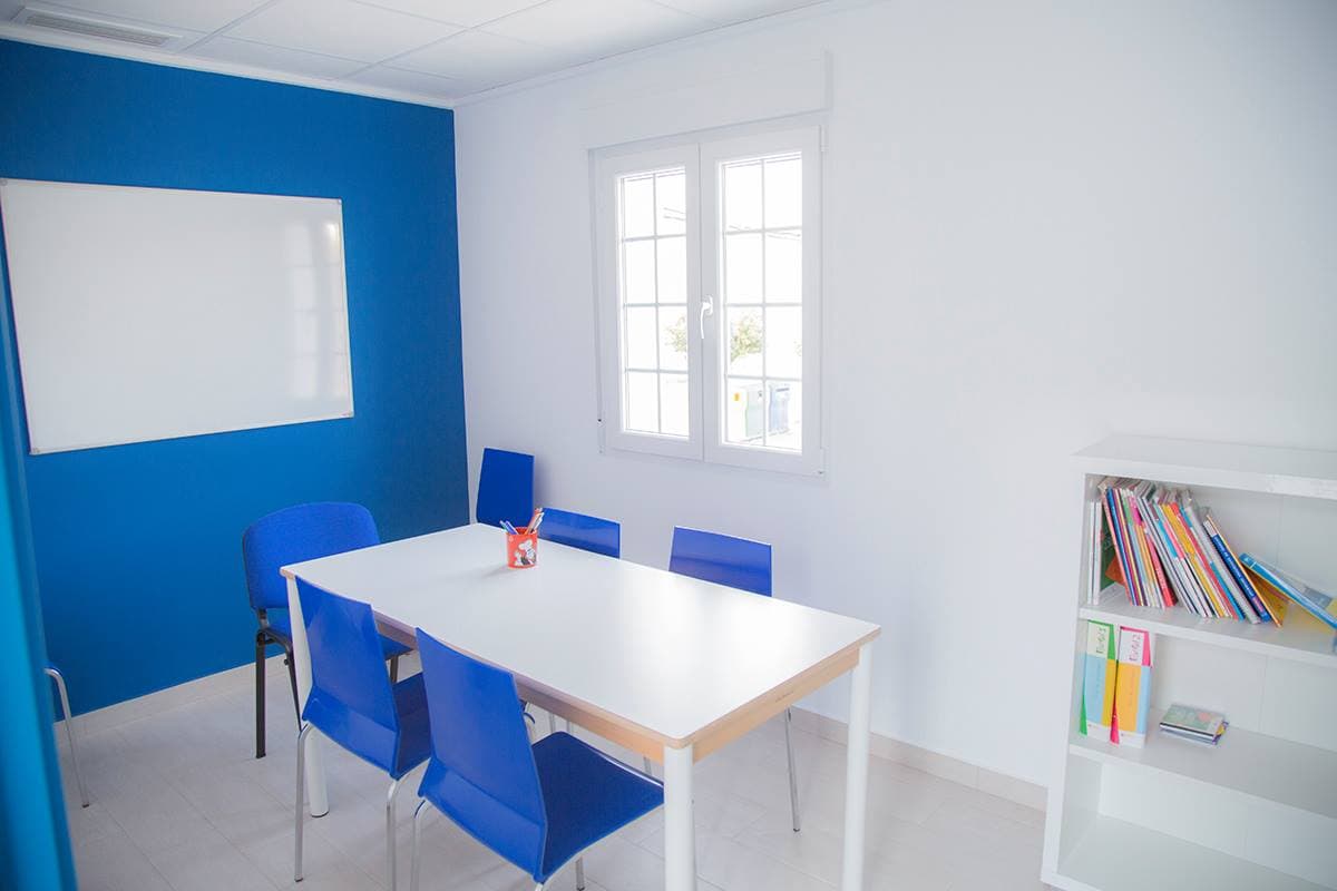 Aula 4 de Discuss Idiomas Almoradí, aula de grupo reducido con mesa compartida y material de inglés