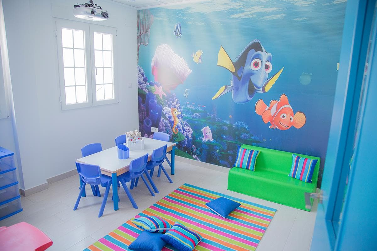 Aula infantil de inglés con ambiente temático de Buscando a Nemo, mobiliario adaptado y zona de juego
