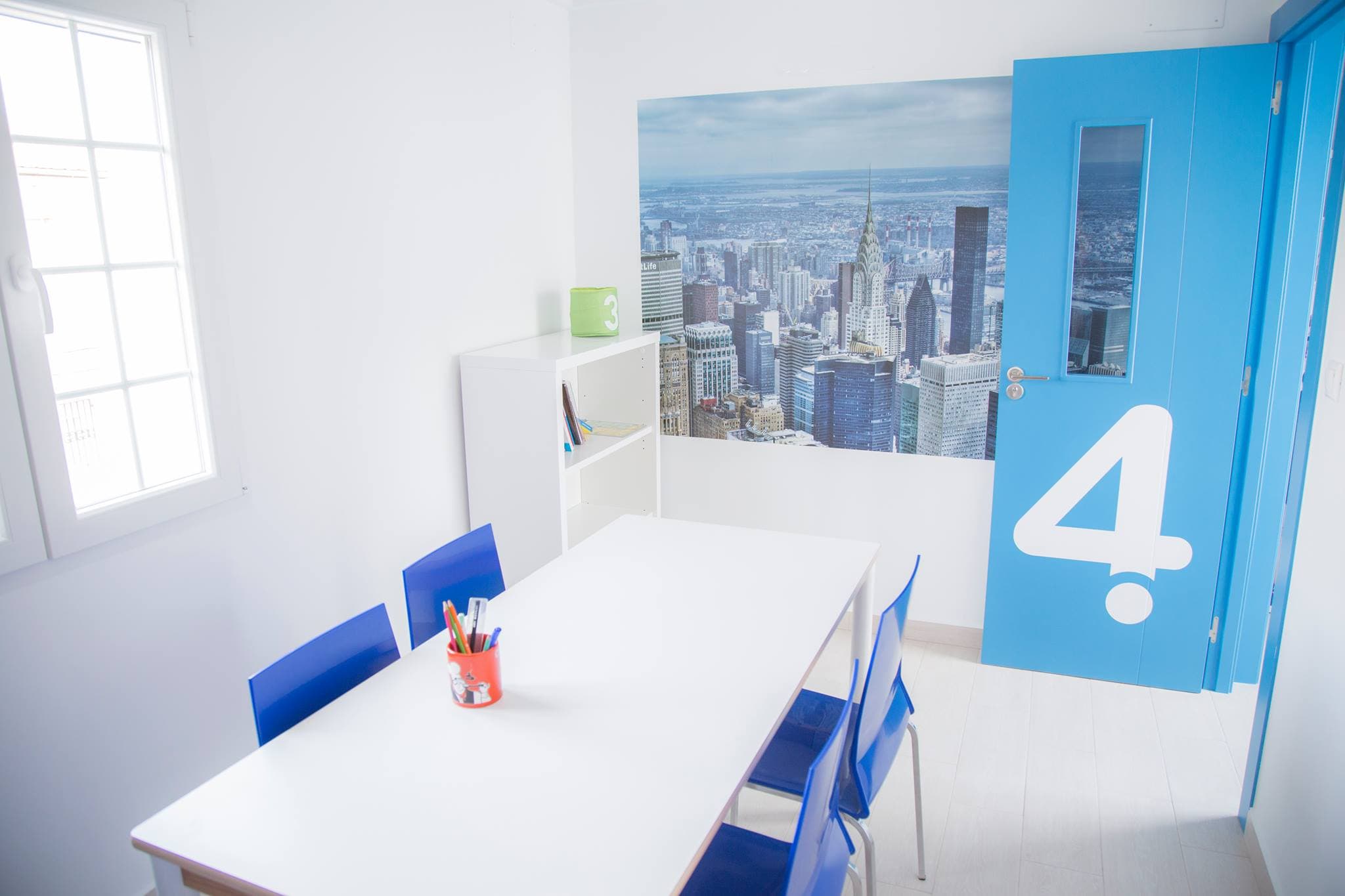 Aula inmersiva con mural de Nueva York en Discuss Idiomas para clases de inglés