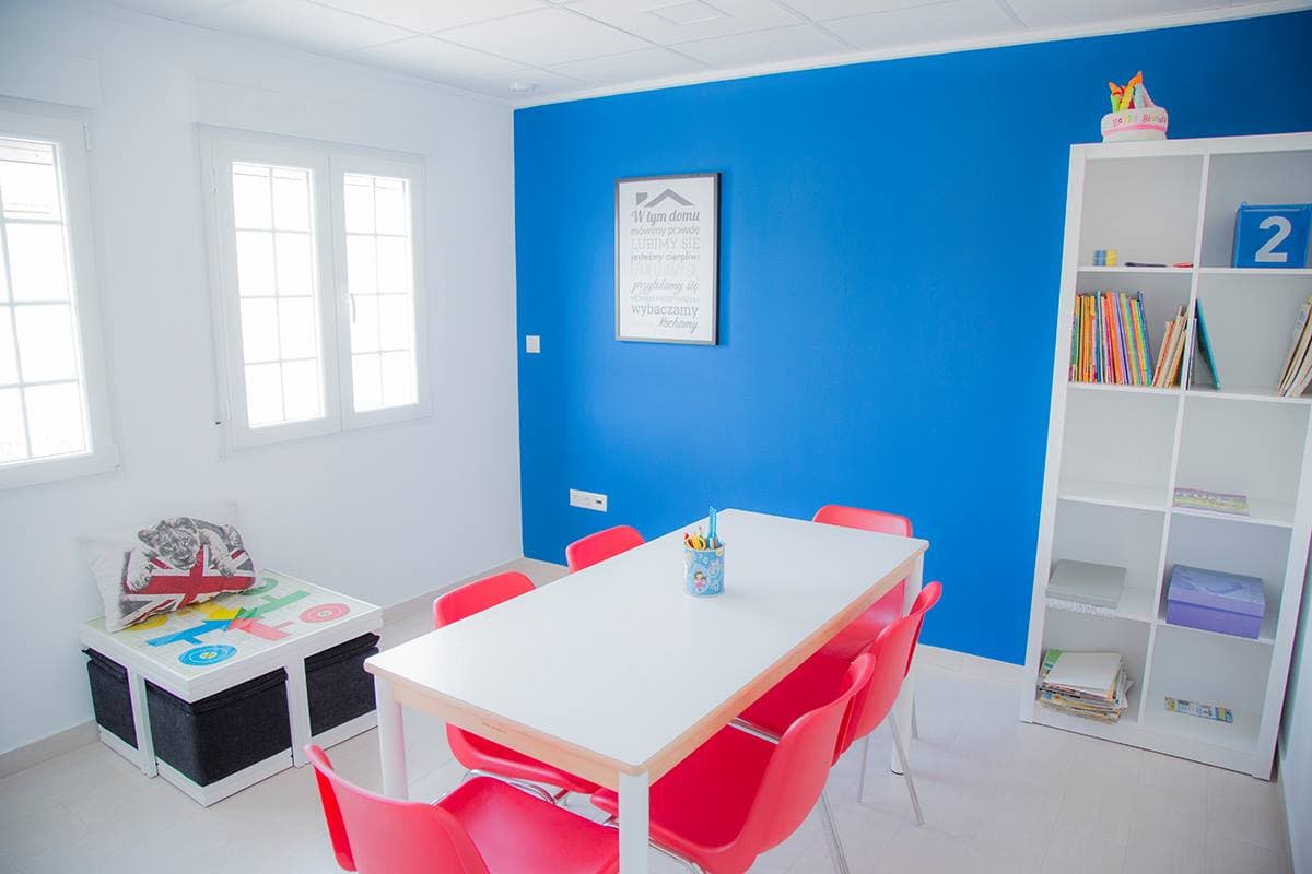 Aula 5 de la academia Discuss Idiomas en Almoradí, con mesa compartida y material de inglés para niños y adultos