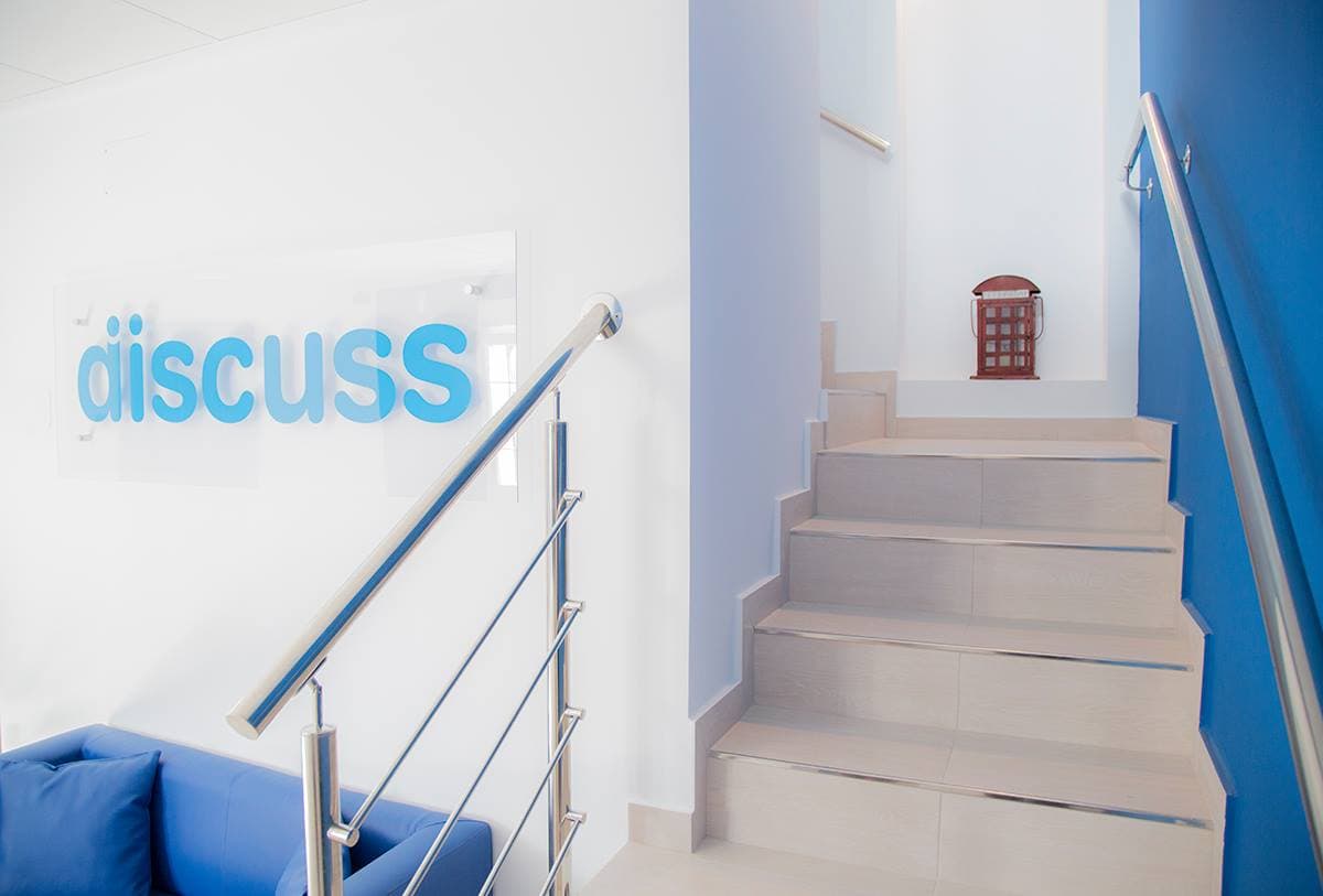 Escalera de acceso a las aulas de la planta superior en Discuss Idiomas, Almoradí