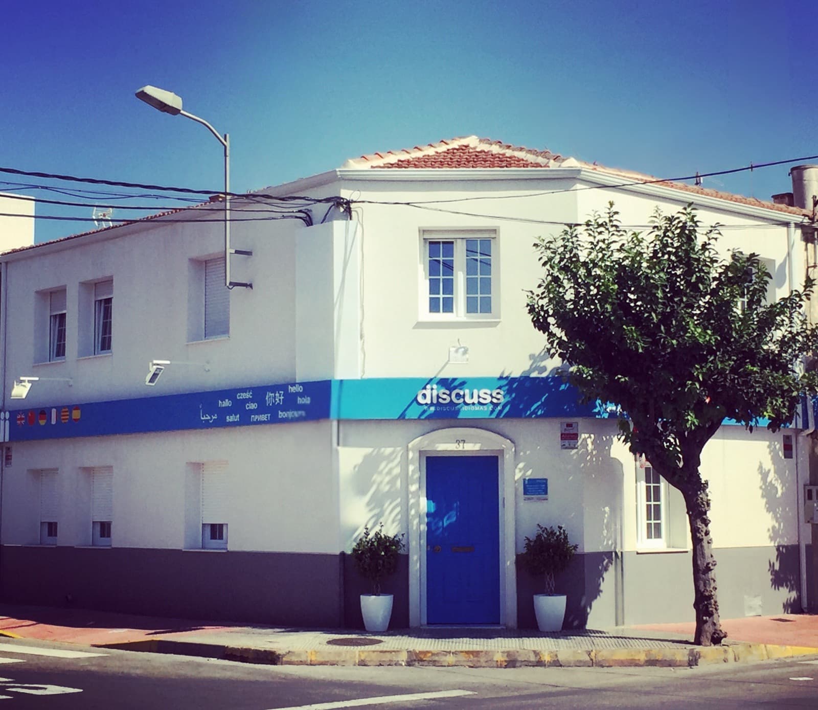 Fachada exterior de la academia Discuss Idiomas en Almoradí, Alicante