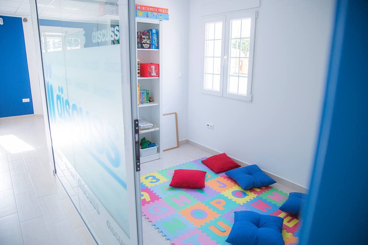 Aula 2 de la academia Discuss Idiomas, aula infantil con tatami de letras y cojines
