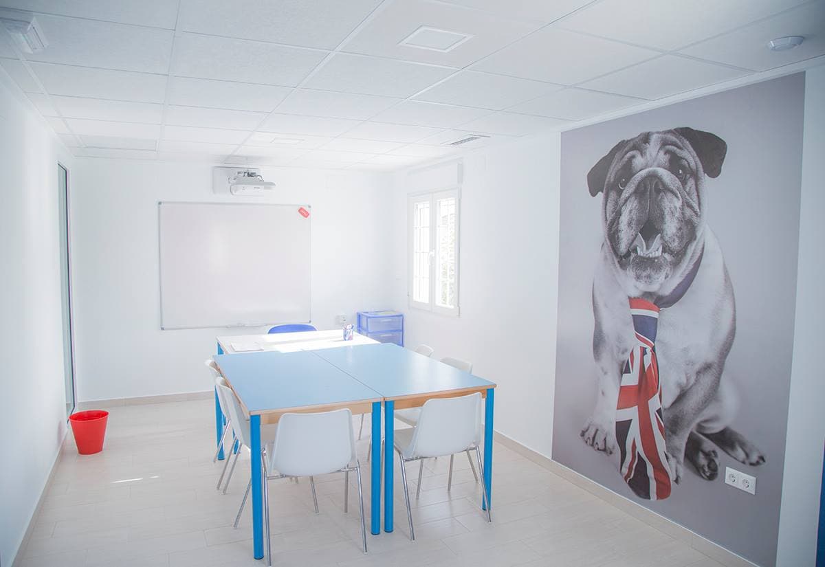 Aula 3 de Discuss Idiomas con proyector y pizarra para clases dinámicas de inglés